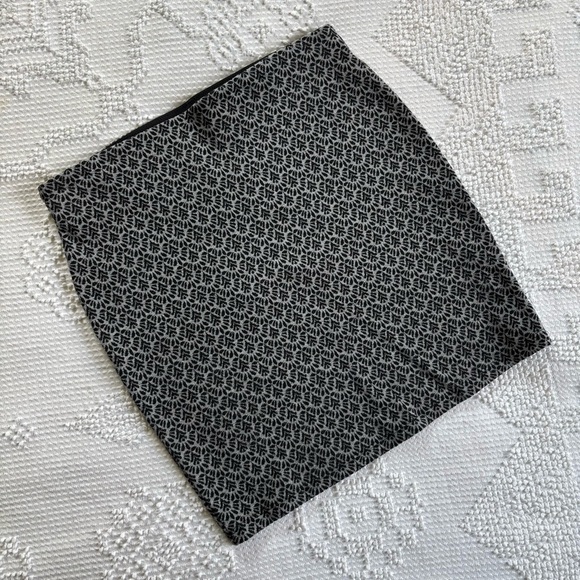 LOFT Dresses & Skirts - LOFT Women’s size S Black and Gray Patterned Pull On Pencil Mini Skirt